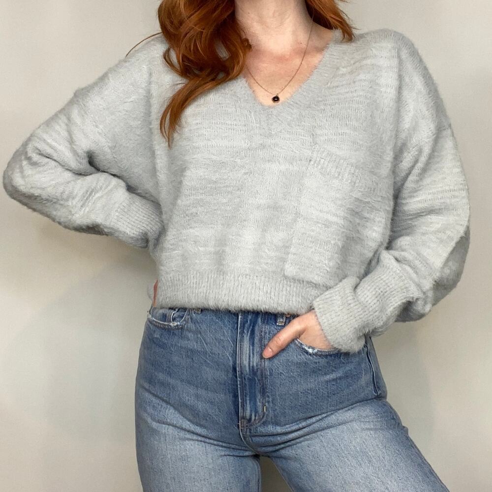 JCL Size Large Light Gray V-Neck Eyelash Fuzzy Cozy Semi Cropped Sweater